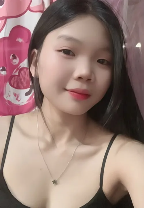 Mina from Vietnam, a profile photo from a BlushCall video chat