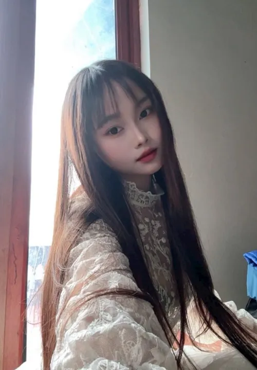 Luna from Vietnam, a profile photo from a BlushCall chat